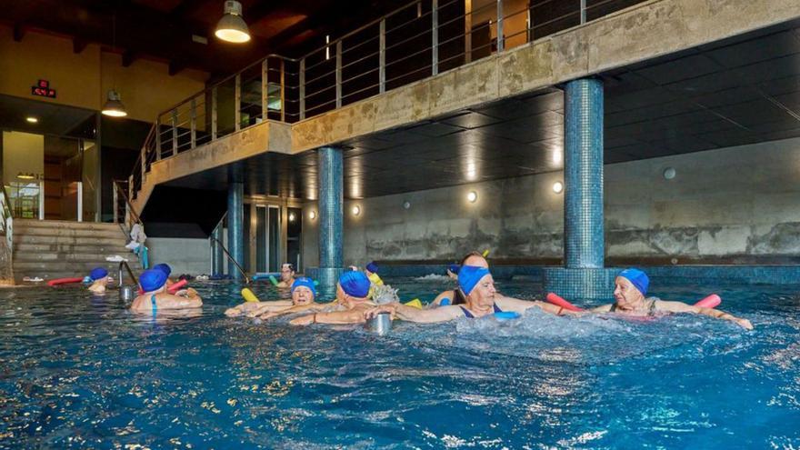 Un grupo de mayores realiza actividades en la piscina termal. |  FdV