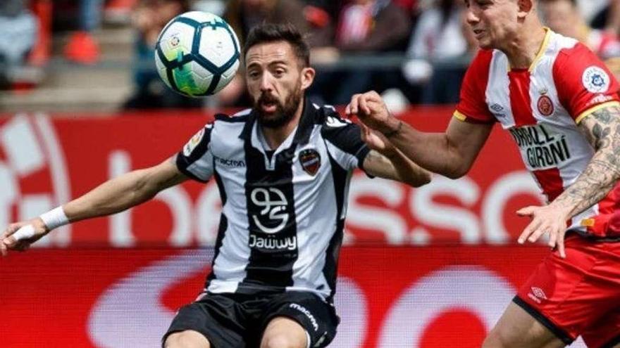 Morales trata de controlar el balón ante un defensa del Girona.