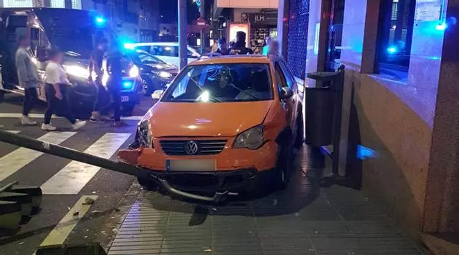 Se lleva por delante un semáforo en Juan Manuel Durán