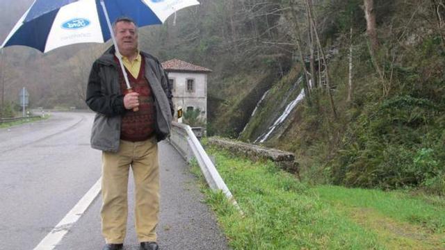 Juan Antonio Gutiérrez, ante la cascada y el molino de Fríes, junto a la antigua carretera a Santander (N-634).
