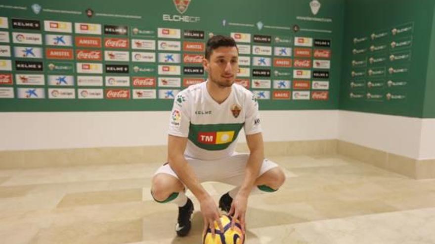 Borja Valle posó ayer para los fotógrafos en la zona mixta. La lluvia impidió hacer su presentación sobre el césped.