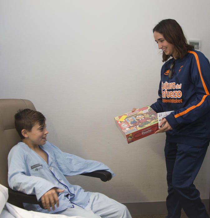 Los jugadores del Valencia Basket visitan La Fe