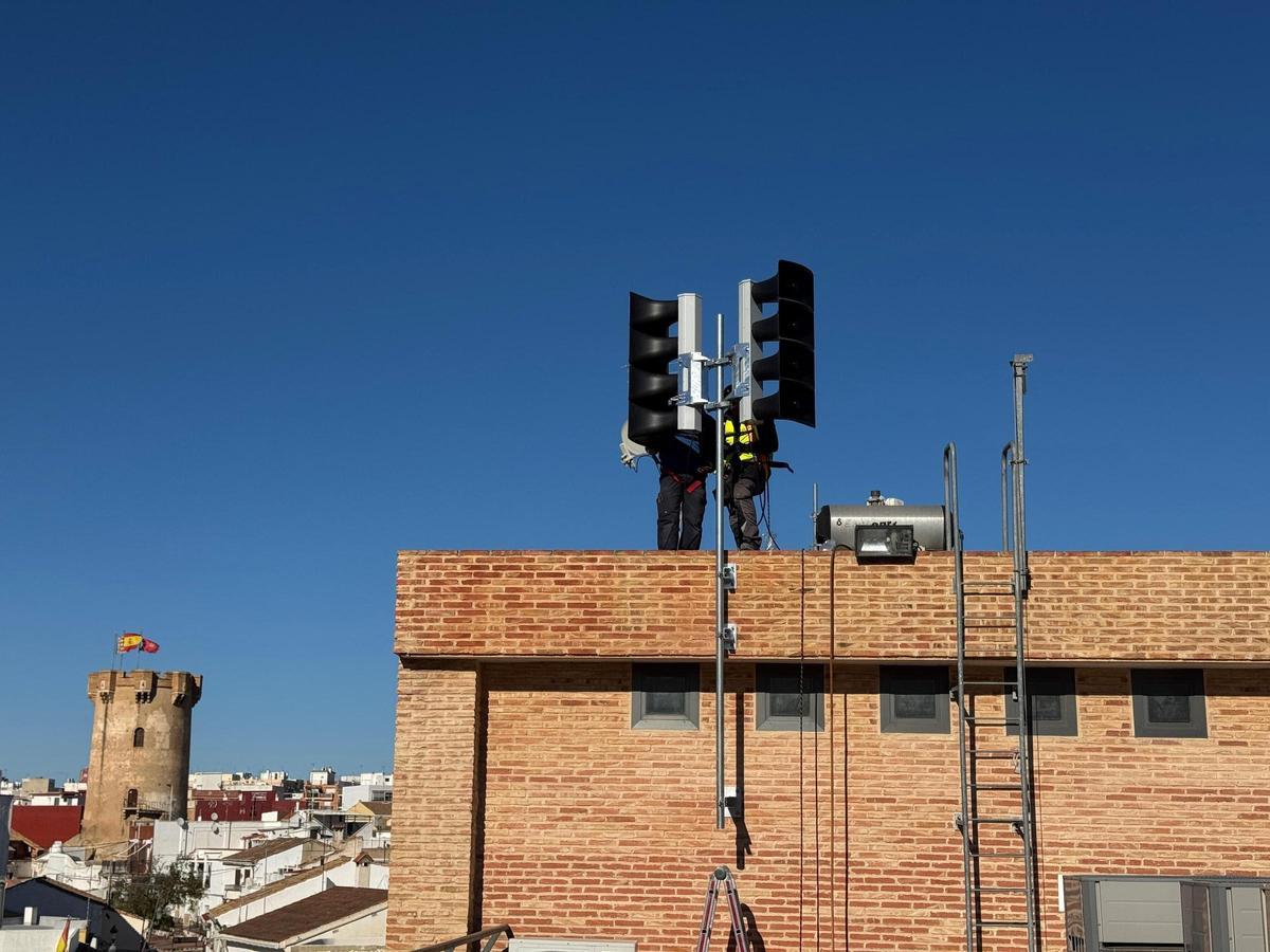 Instalación primera fase del sistema de sirenas de aviso ante emergencias en Paterna.