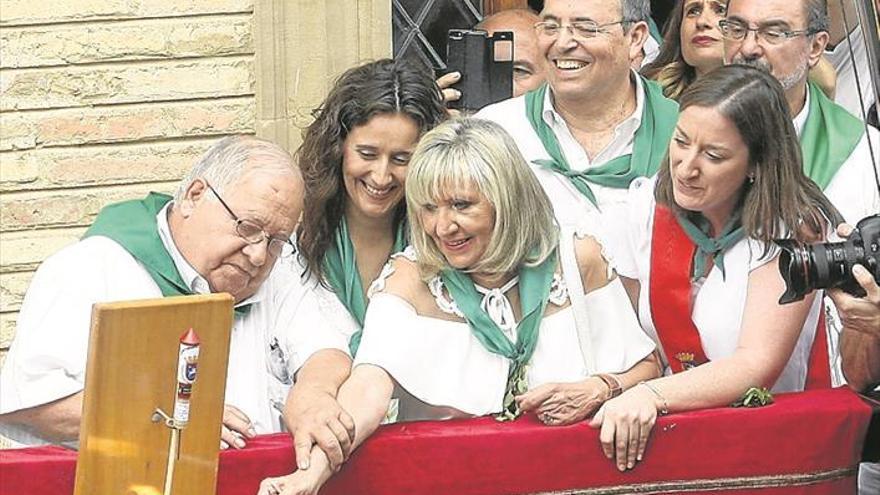 El chupinazo llena de fiesta las calles y de olor a albahaca