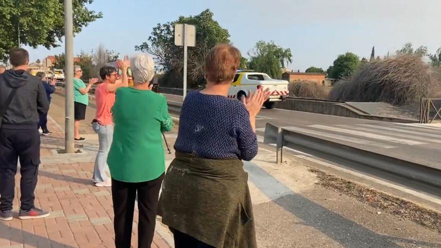 Despedida con aplausos a los efectivos que luchan contra el incendio de Las Hurdes y Gata