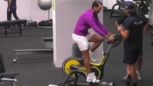 Rafa Nadal minutos después de ganar el Open de Australia sobre su bicicleta.