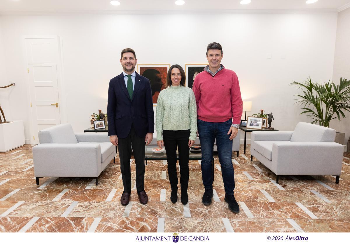 Gemma Terrades Piera, con el alcalde y el concejal de Deportes