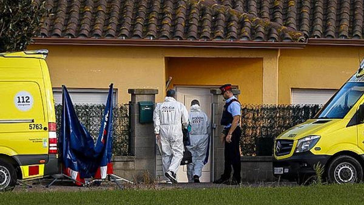 Los Mossos entran en la casa de Salitja (Vilobí d'Onyar) donde han matado a dos niñas