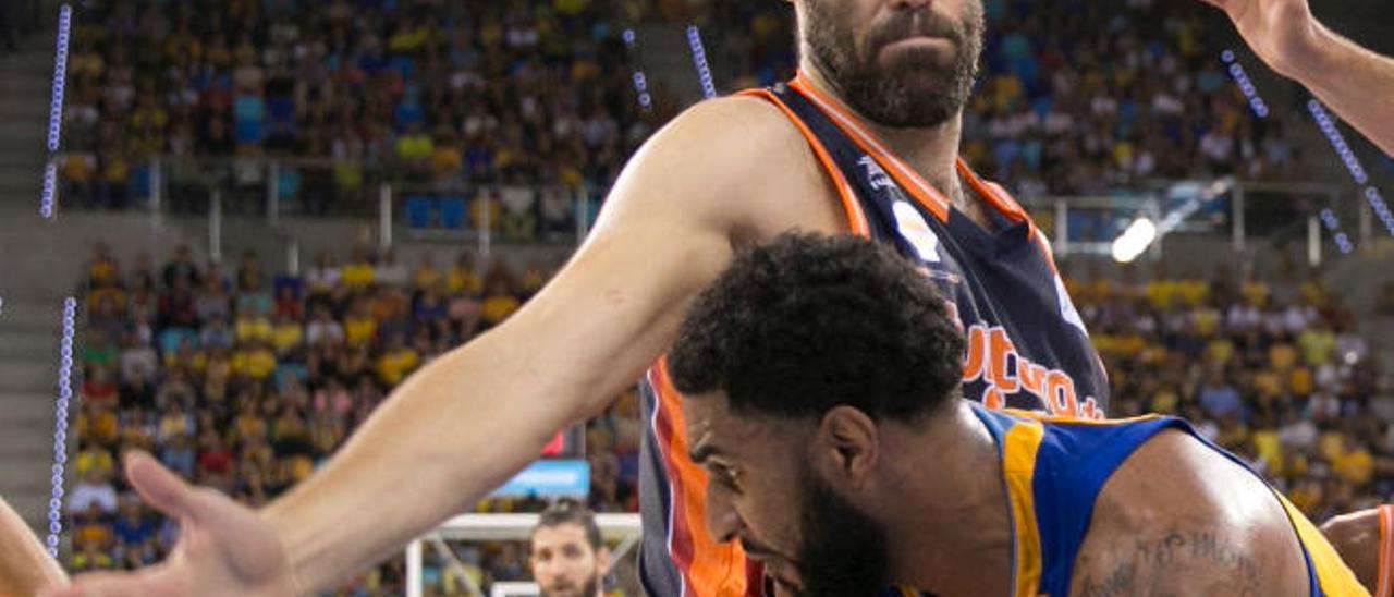 Fernando San Emeterio defendiendo a DJ Seeley, ayer en el Arena.