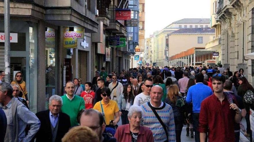 Cientos de zamoranos y turistas pasean por Santa Clara durante la tarde de ayer tras el paso de la procesión de la Vera Cruz.