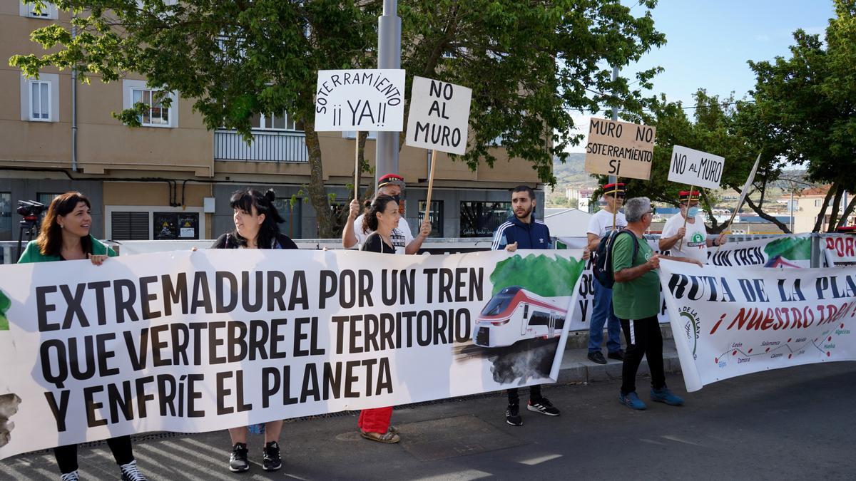 Colectivos extremeños en una concentración para reclamar el tren Ruta de la Plata, hace un año.