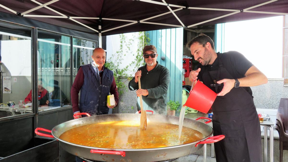 Francisco Calderón y José Antonio Hermoso, con el chef, José Muñoz, encargado de cocinar el arroz con setas