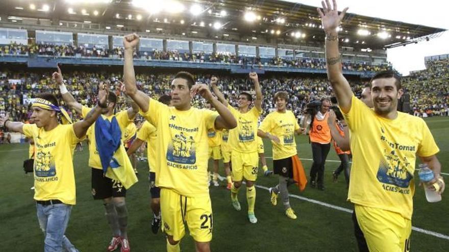 Los jugadores del Villarreal celebran su ascenso a Primera División.
