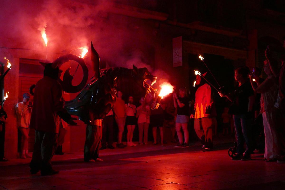 EN IMATGES | L'Encesa del Drac atrau desenes de persones per celebrar la revetlla de Sant Pere a Figueres