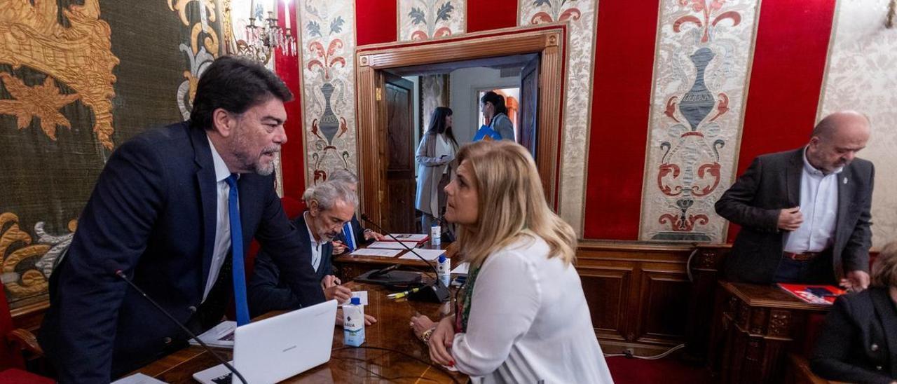 El alcalde de Alicante, Luis Barcala, conversa con la portavoz de Vox, Carmen Robledillo.