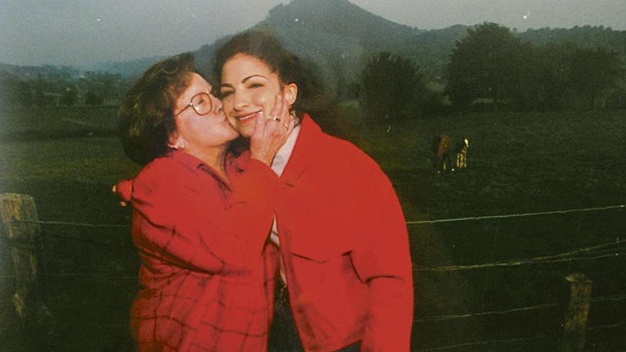 Gloria Fajardo y su hija Gloria Estefan en su última visita a Asturias, con el paisaje verde de fondo.