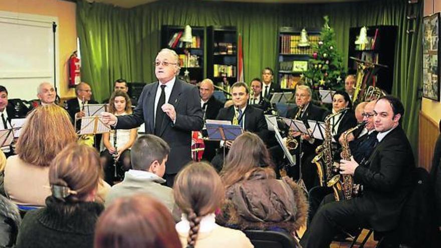 Un momento del concierto de ayer en el salón de actos de la Asociación de Vecinos de La Guía.