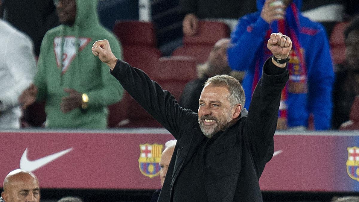 Flick levanta sus brazos al finalizar el partido de liga entre el FC Barcelona y el Atlético de Madrid en el Spotify Camp Nou