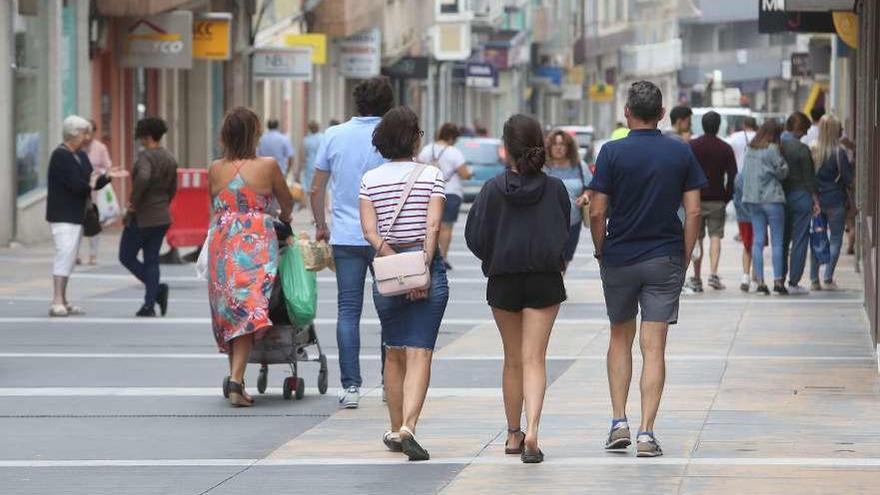 Los guardeses estrenan la nueva imagen de la calle Concepción Arenal tras meses de obras. // D.B.M.