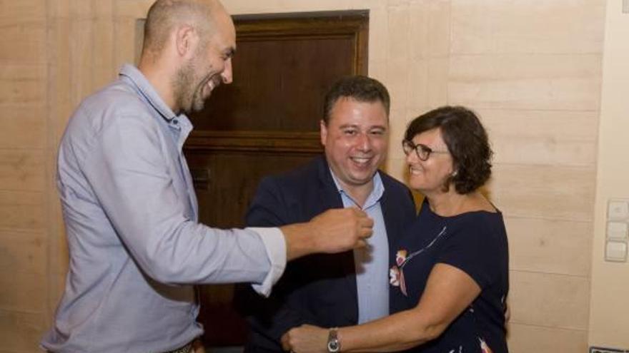 La presidenta de la Mancomunitat saluda a su predecesor Granero y al diputado Pablo Seguí, anoche.