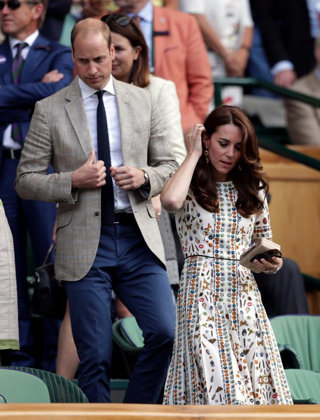 Kate Middleton con vestido midi junto a Guillermo de Inglaterra