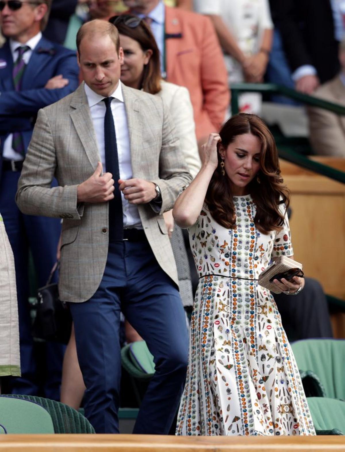 Kate Middleton con vestido midi junto a Guillermo de Inglaterra