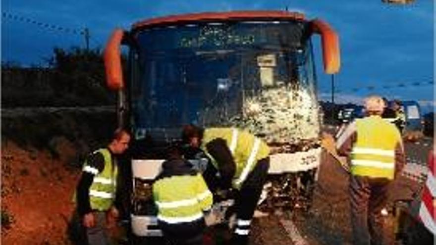 La part davantera de l&#039;autobús va quedar totalment destrossada.