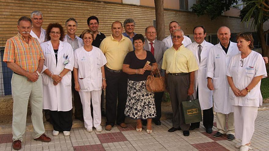 Pacientes que sufrieron insuficiencia renal y donantes se reunieron ayer con los profesionales de Nefrología y Urología del Hospital Carlos Haya, que en tres décadas ha desarrollado 1.888 trasplantes de riñón. En el centro de la imagen, Tomás Gallego junto a  Carmen, madre y donante, y Ramón López