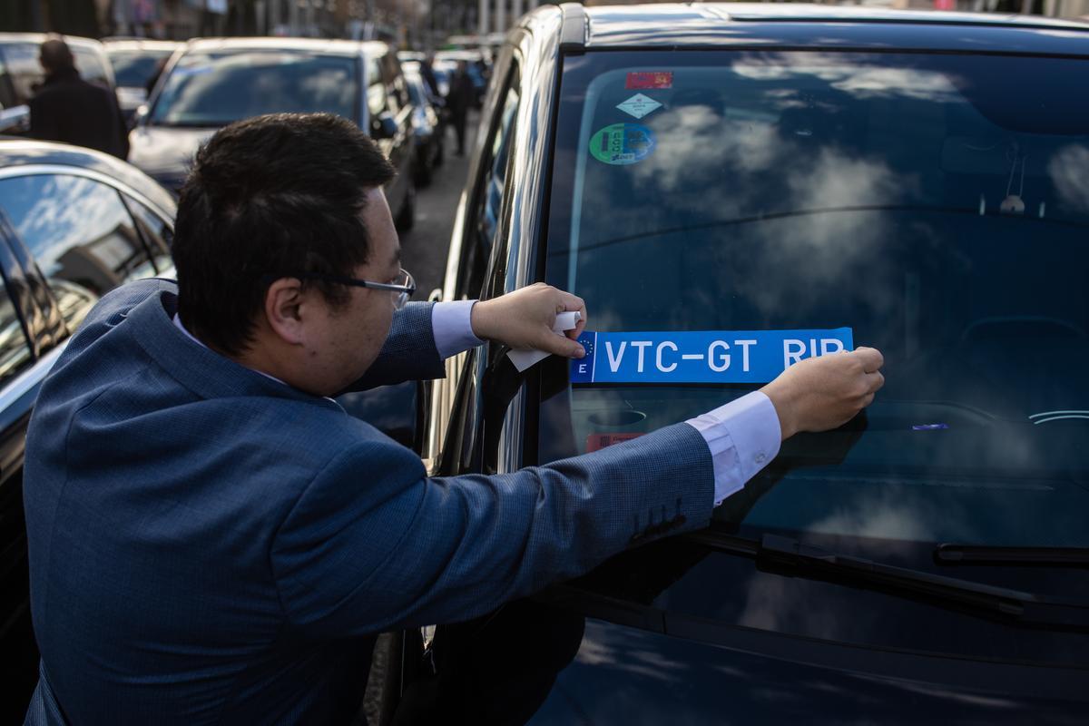 Centenares de conductores de VTC escenifican un funeral del sector y hacen una marcha lenta por Barcelona