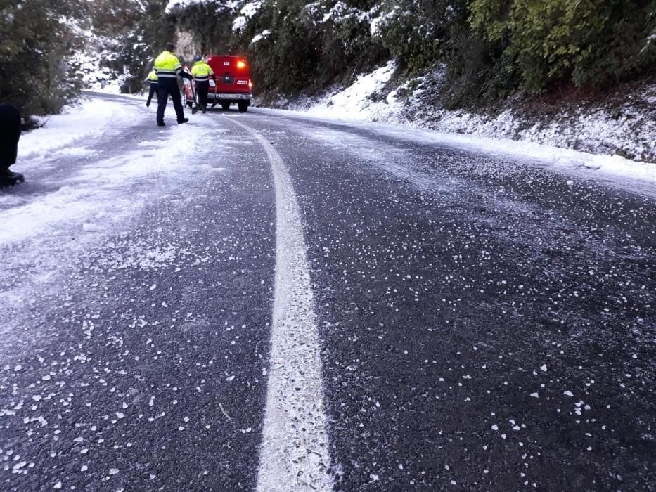 Los bomberos forestales distribuyen sal en la carretera de subida a la Font Roja.