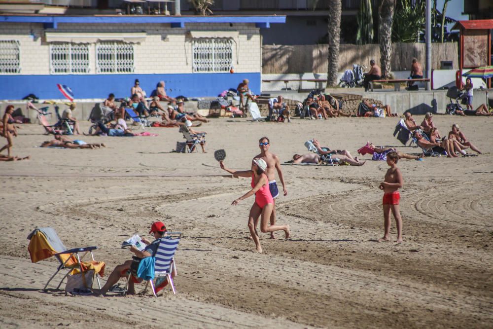 Las inusuales altas temperaturas han animado en los últimos días la afluencia a las playas de la Vega Baja. Aquí imágenes de la playa del Cura en Torrevieja.