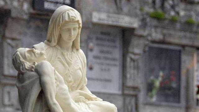 Una representación de la Piedad, la Virgen con el Cristo yacente, en el cementerio de Cangas. // G.Núñez