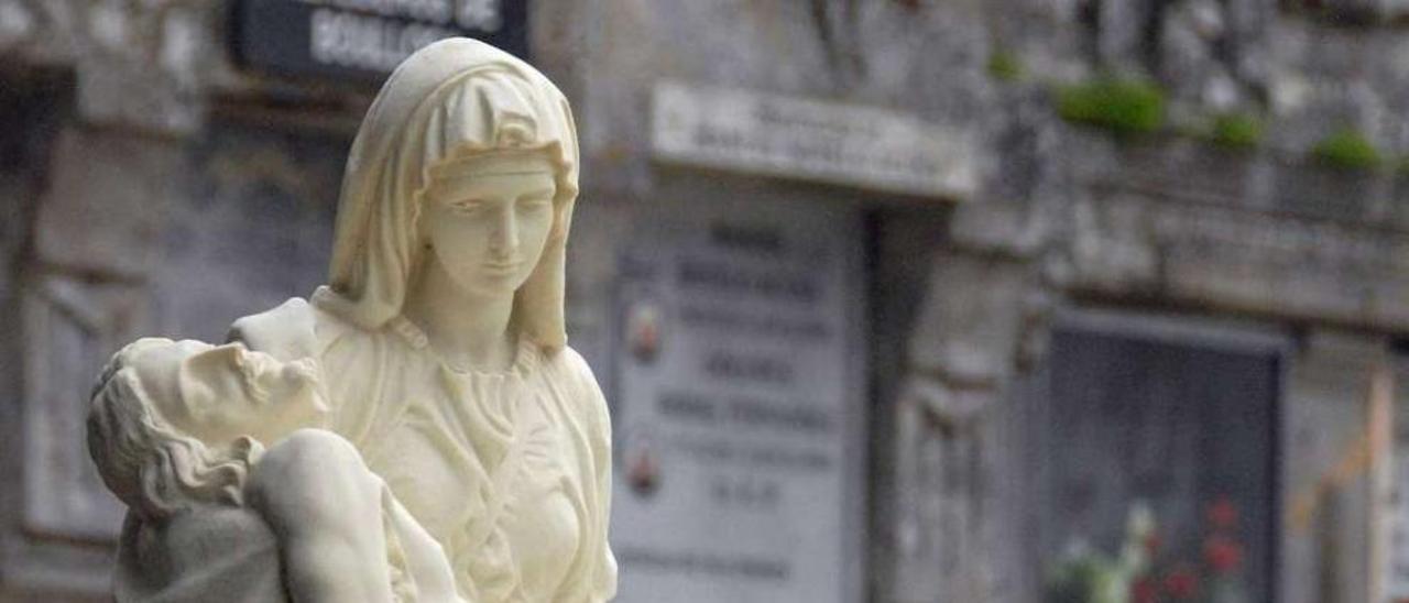 Una representación de la Piedad, la Virgen con el Cristo yacente, en el cementerio de Cangas. // G.Núñez