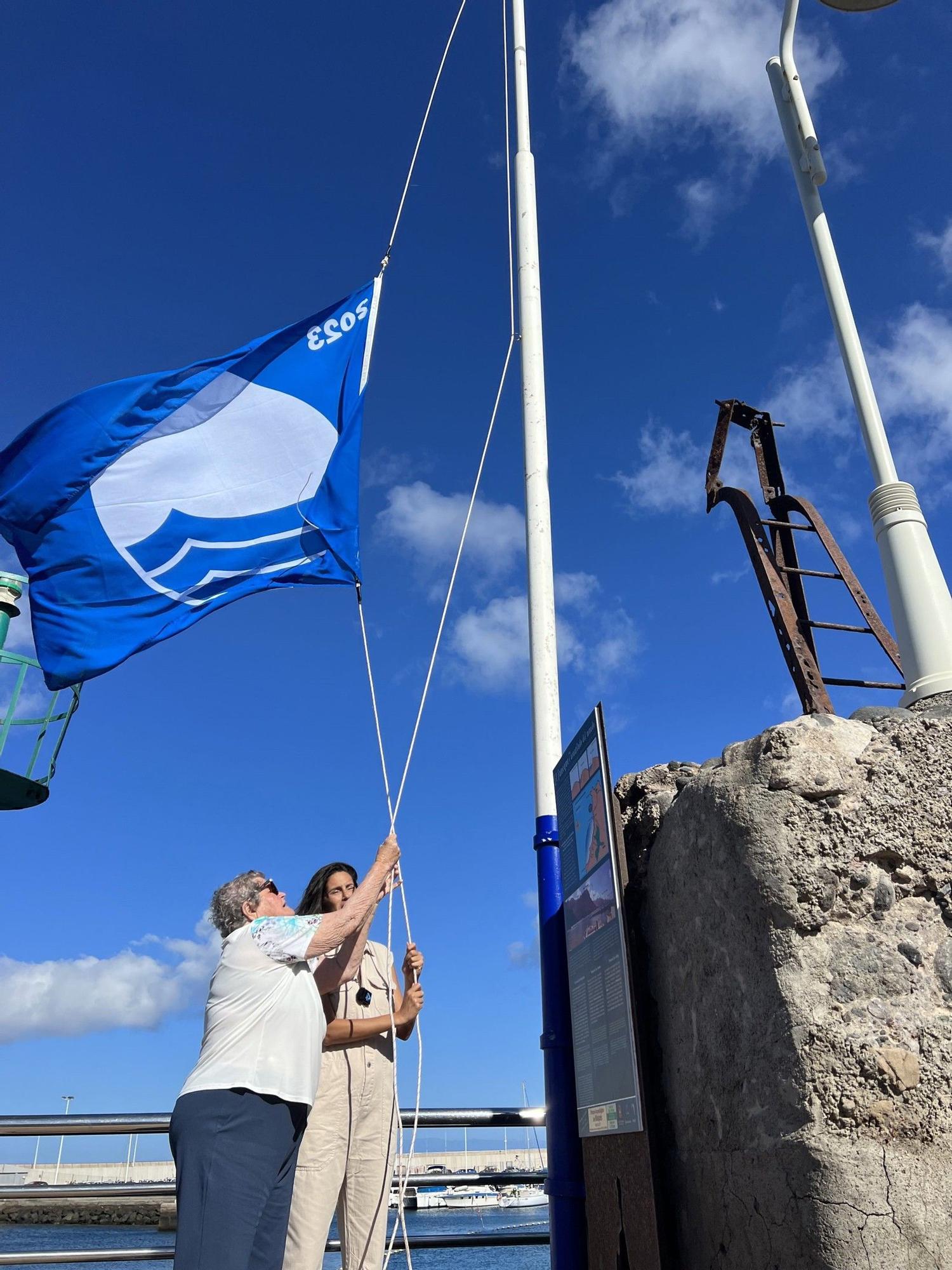 La Bandera Azul ya ondea en la playa de Las Nieves de Agaete. Nieves Ramos Santana y la concejala de Playas, Sara Perdomo
