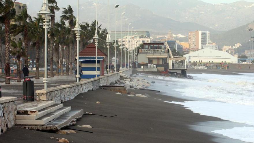 Daños del temporal en la playa de Huelin.