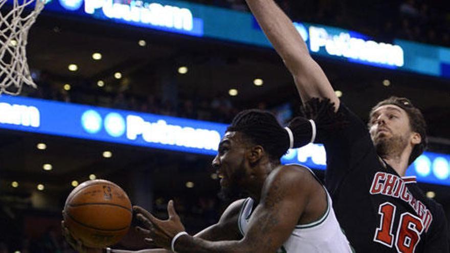 Jae Crowder lucha contra Pau Gasol