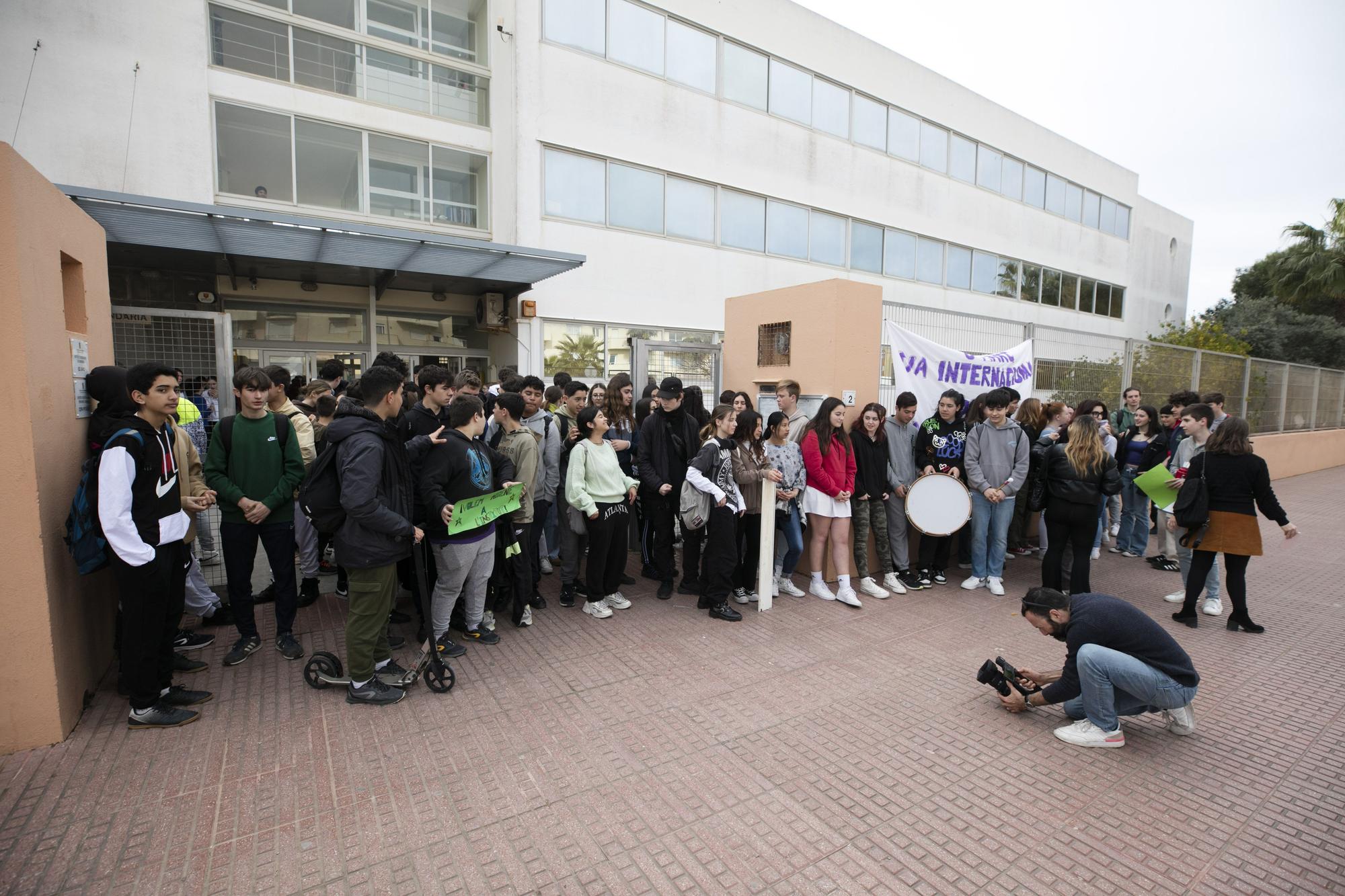 Alumnos y familias del instituto Xarc de Ibiza claman contra Educación por el mal estado del centro