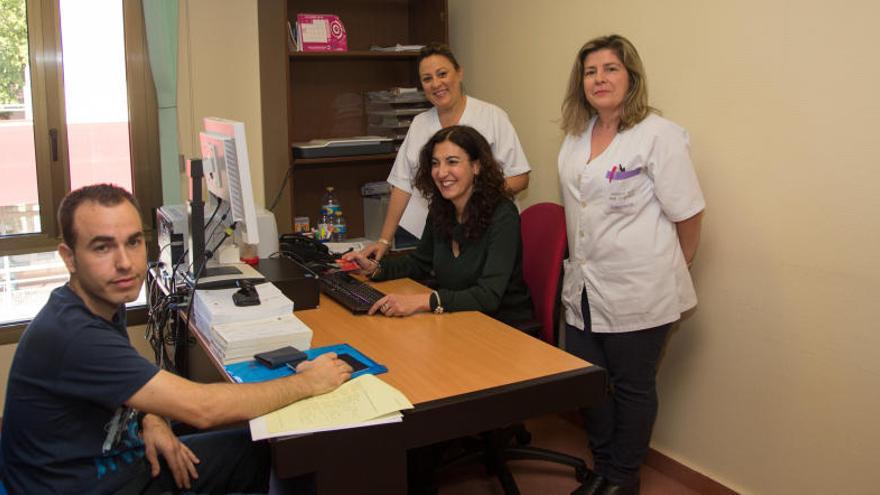 El padre del pequeño David en el momento de inscribir a su hijo desde el hospital.