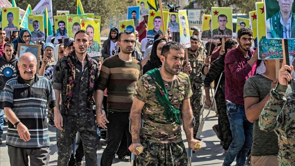 Milicianos y veteranos kurdos protestan frente a la sede de la ONU en la ciudad de Qamishli, en el norte de Siria.