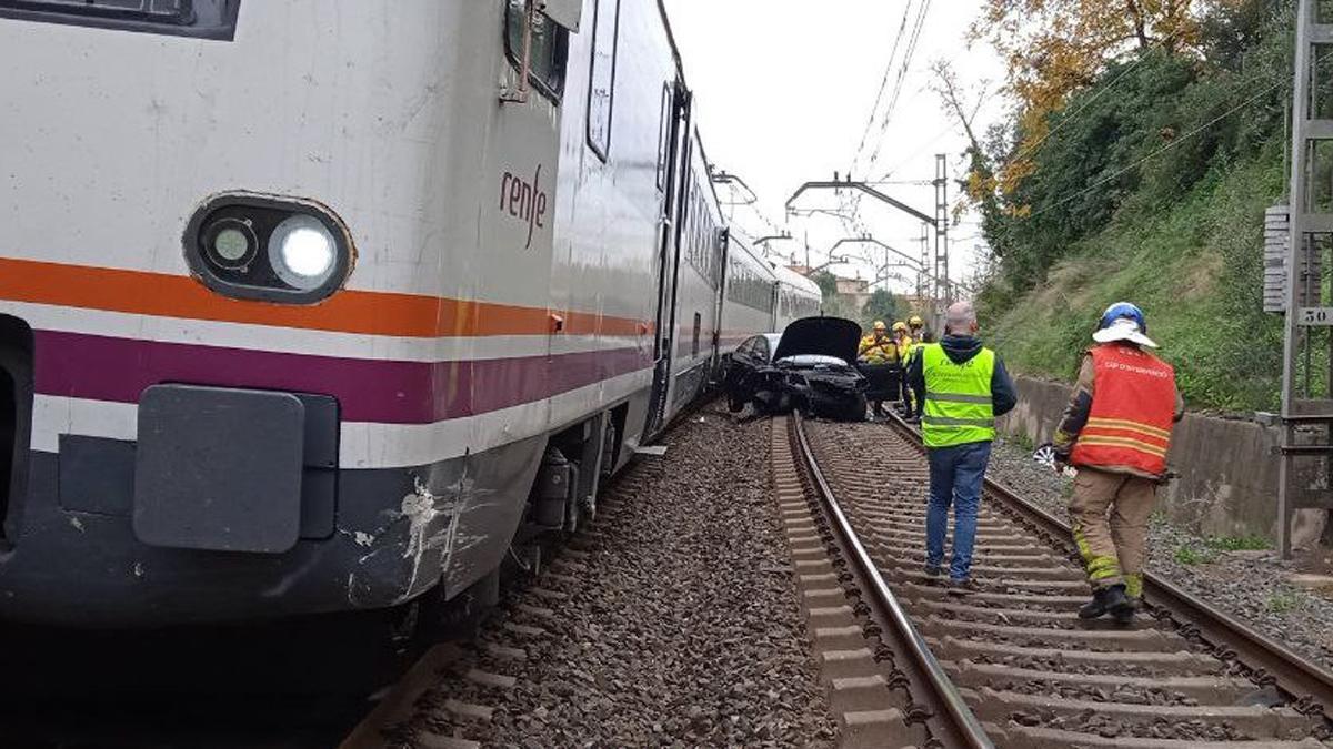 El coche que ha caído a las vías del tren en Reus