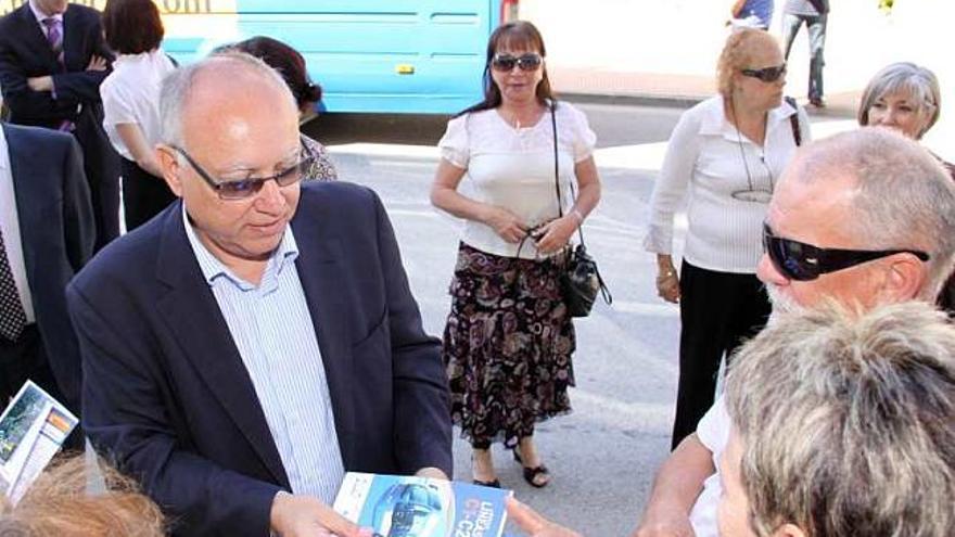 Varórepartió ayer folletos sobre el servicio en Cala d&#039;Or, con el bus al fondo