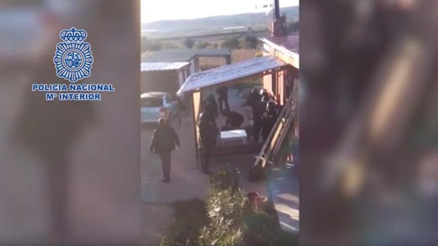 Desarticulan una banda de narcos en Valencia y uno se enfrenta a tiros a la Policía