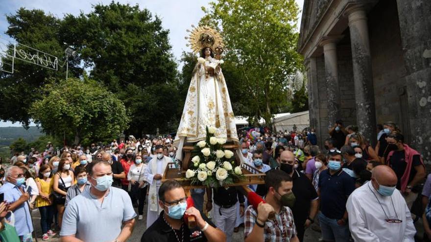 Imagen de la procesión, ayer, en las inmediaciones del santuario de los Milagros de Amil.