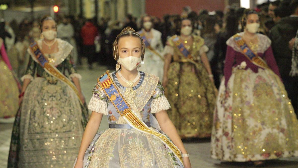 Las representantes de las diferentes comisiones falleras de Burriana participaron en el emotivo pasacalle.