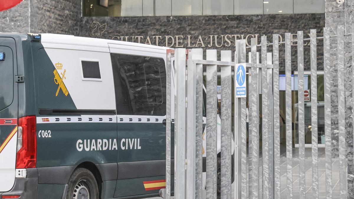 El furgón de presos de la Guardia Civil llega a la Ciudad de la Justicia de Elche