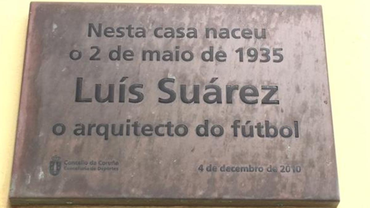 La placa en honor de Luis Suárez en Monte Alto