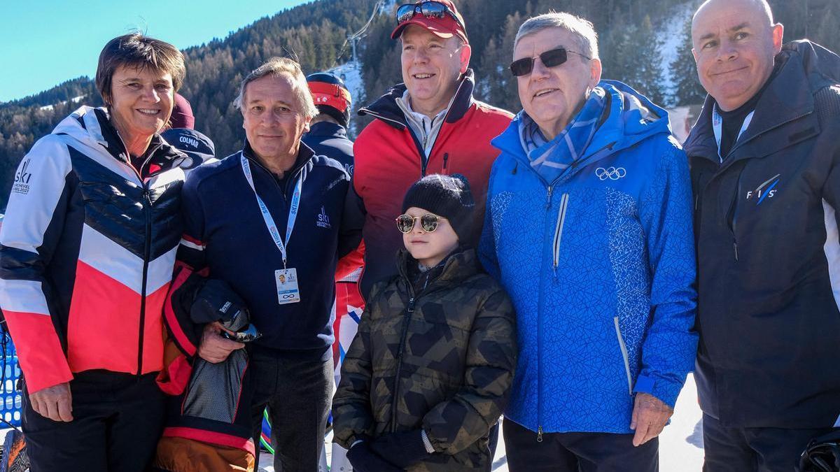 Thomas Bach, presidente del COI (de azul), junto a Alberto de Mónaco en los Mundiales de esquí alpino.