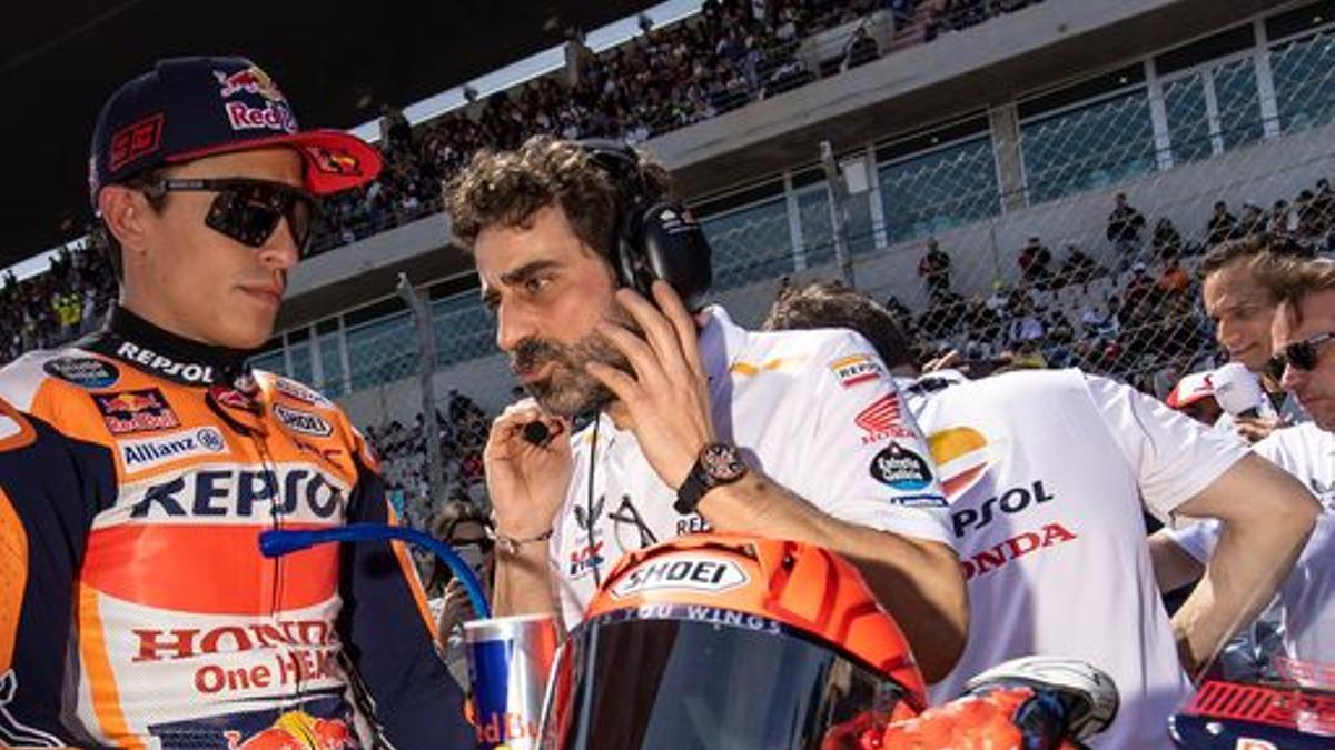 Marc Márquez (Honda), junto a su ingeniero Santi Hernández, en la parrilla de Portimao.