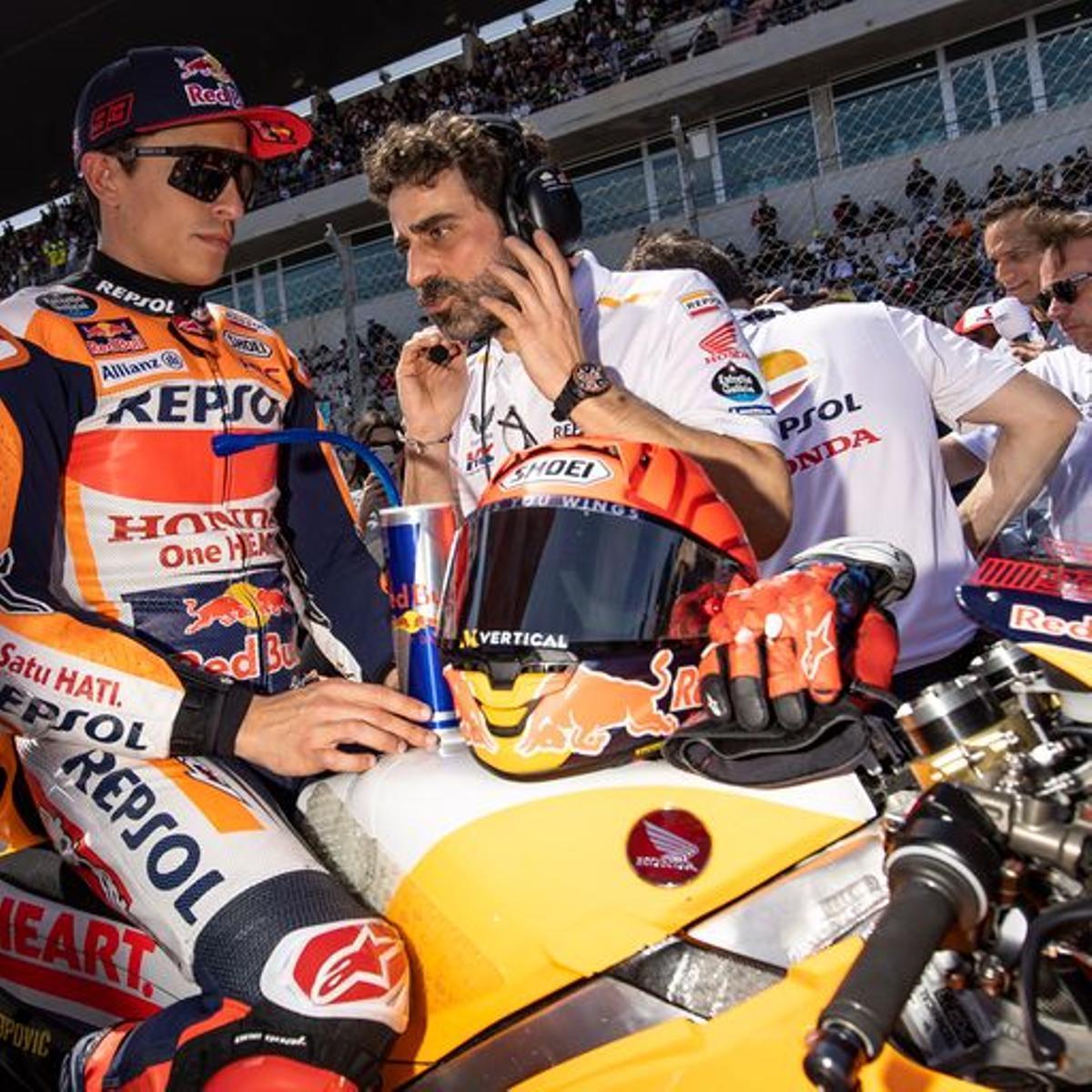 Marc Márquez (Honda), junto a su ingeniero Santi Hernández, en la parrilla de Portimao.