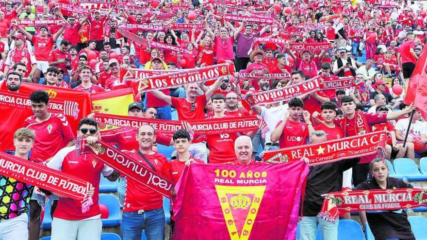 Aficionados granas el pasado domingo en las gradas del Rico Pérez, acompañando al Real Murcia contra el Rayo Cantabria. | PEPE VALERO